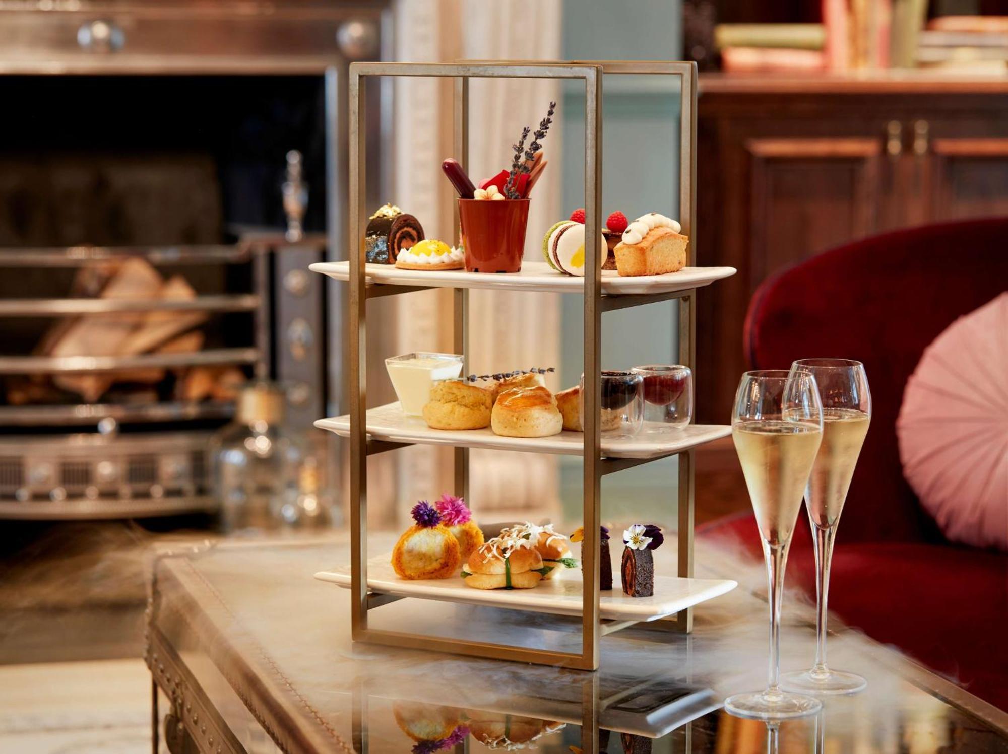 100 Queen'S Gate Hotel London, Curio Collection By Hilton Екстериор снимка Afternoon tea at The Ivy, St John's Wood