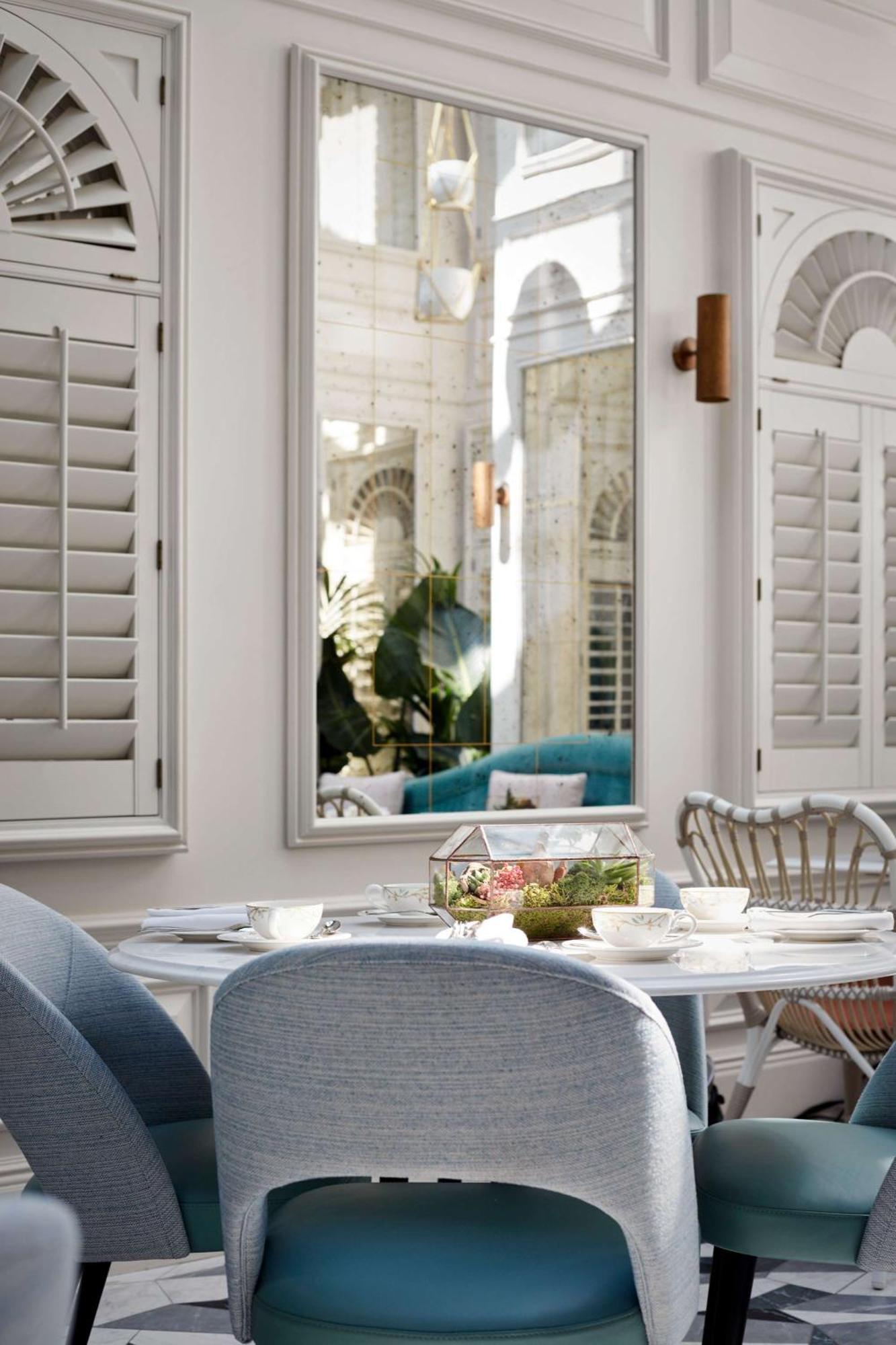 100 Queen'S Gate Hotel London, Curio Collection By Hilton Екстериор снимка A mirror in a home