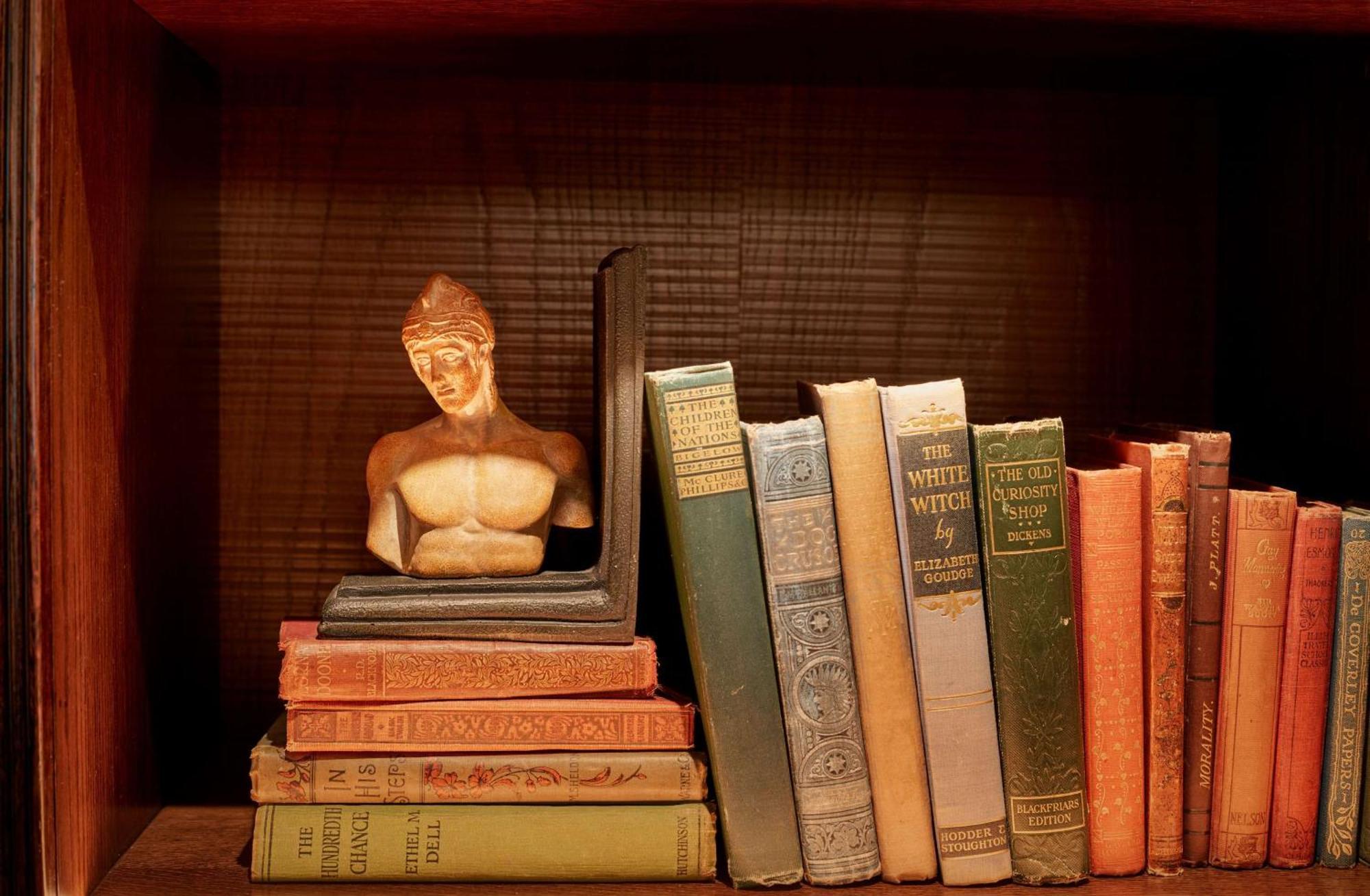 100 Queen'S Gate Hotel London, Curio Collection By Hilton Интериор снимка Books on a bookshelf