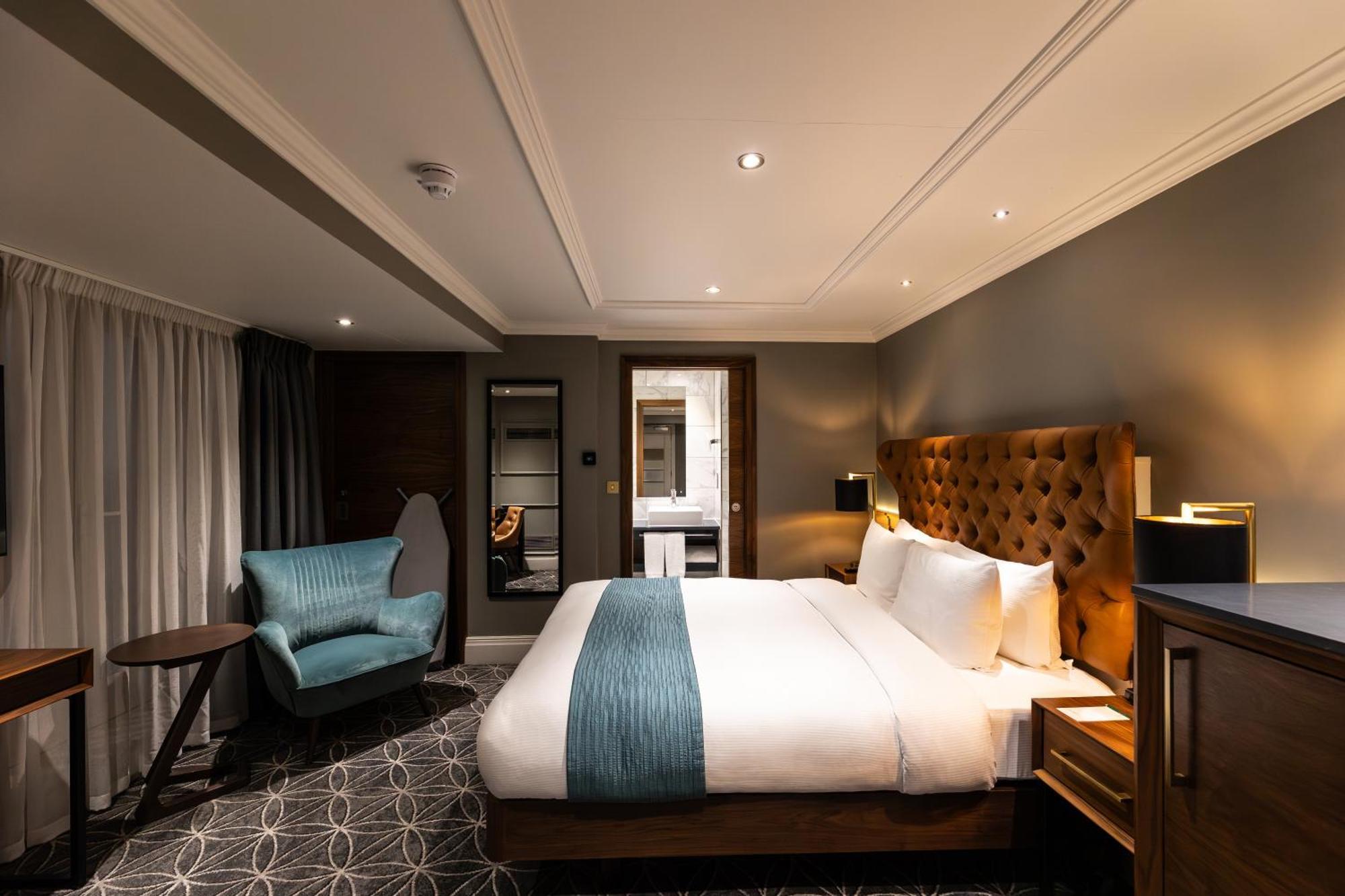 100 Queen'S Gate Hotel London, Curio Collection By Hilton Екстериор снимка A bedroom on board