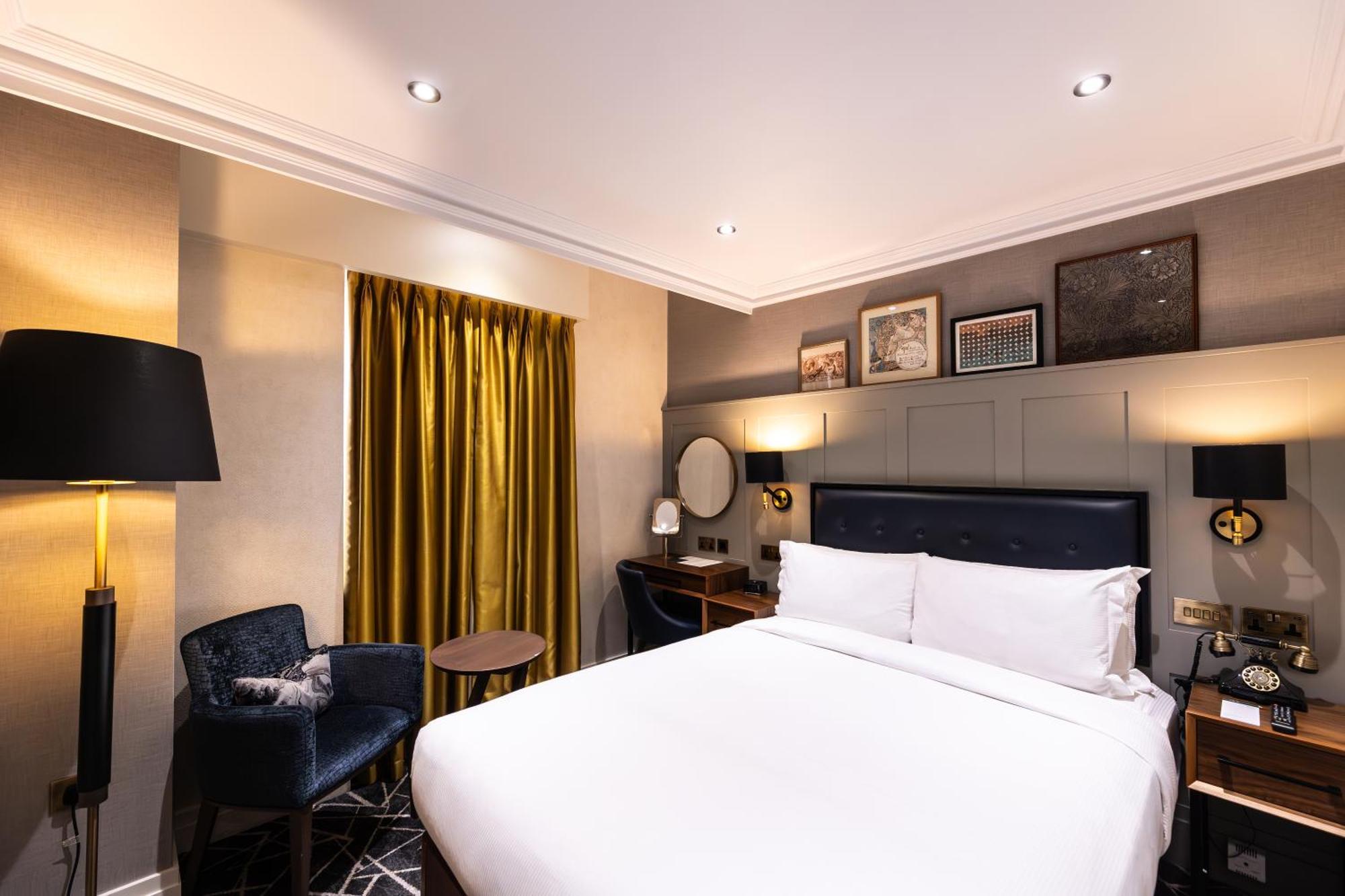 100 Queen'S Gate Hotel London, Curio Collection By Hilton Екстериор снимка A bedroom at the hotel