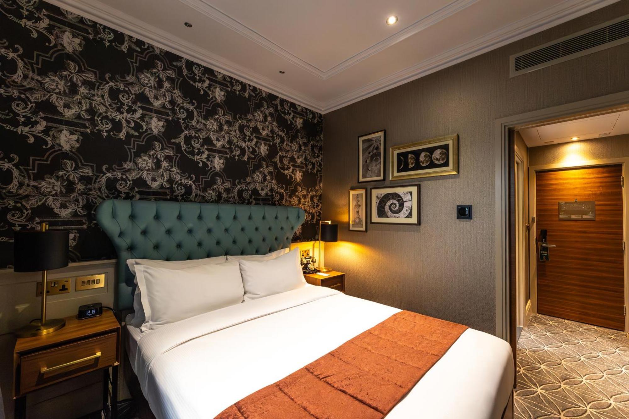 100 Queen'S Gate Hotel London, Curio Collection By Hilton Екстериор снимка Deluxe Room