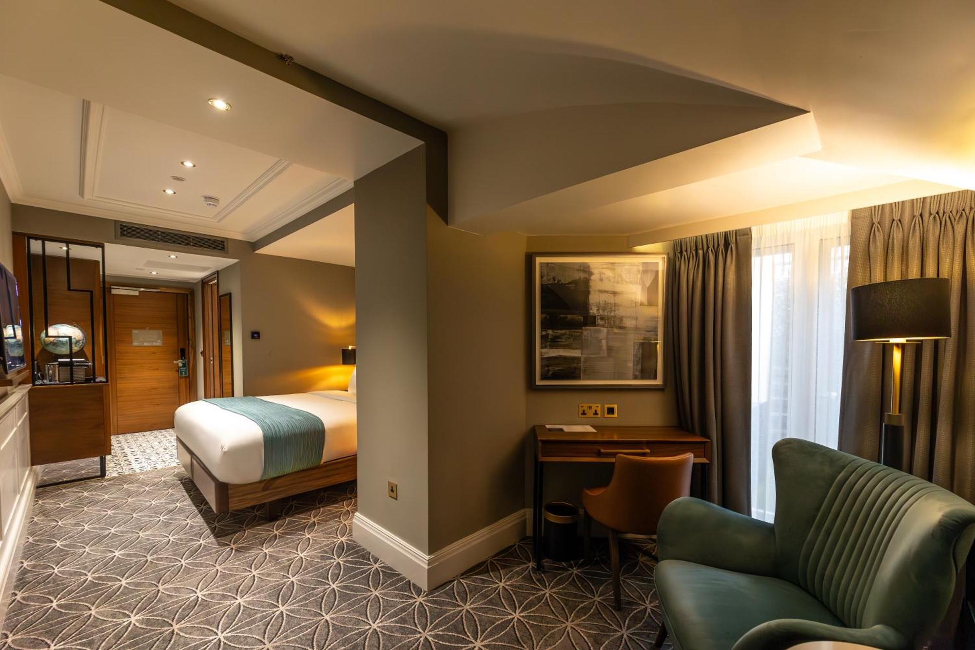 100 Queen'S Gate Hotel London, Curio Collection By Hilton Екстериор снимка A suite at the hotel