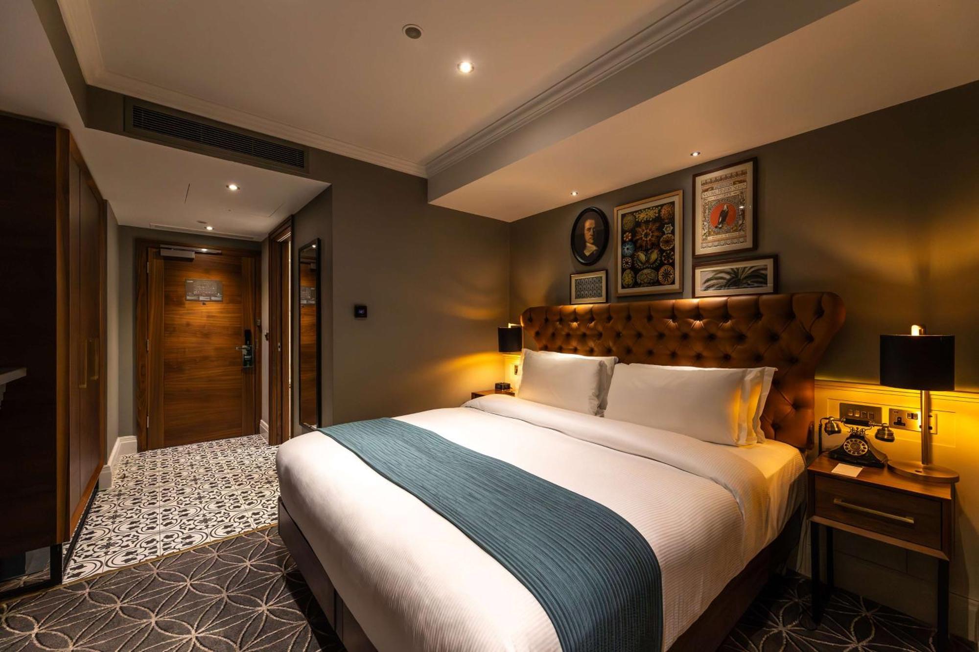 100 Queen'S Gate Hotel London, Curio Collection By Hilton Екстериор снимка A bedroom at the hotel