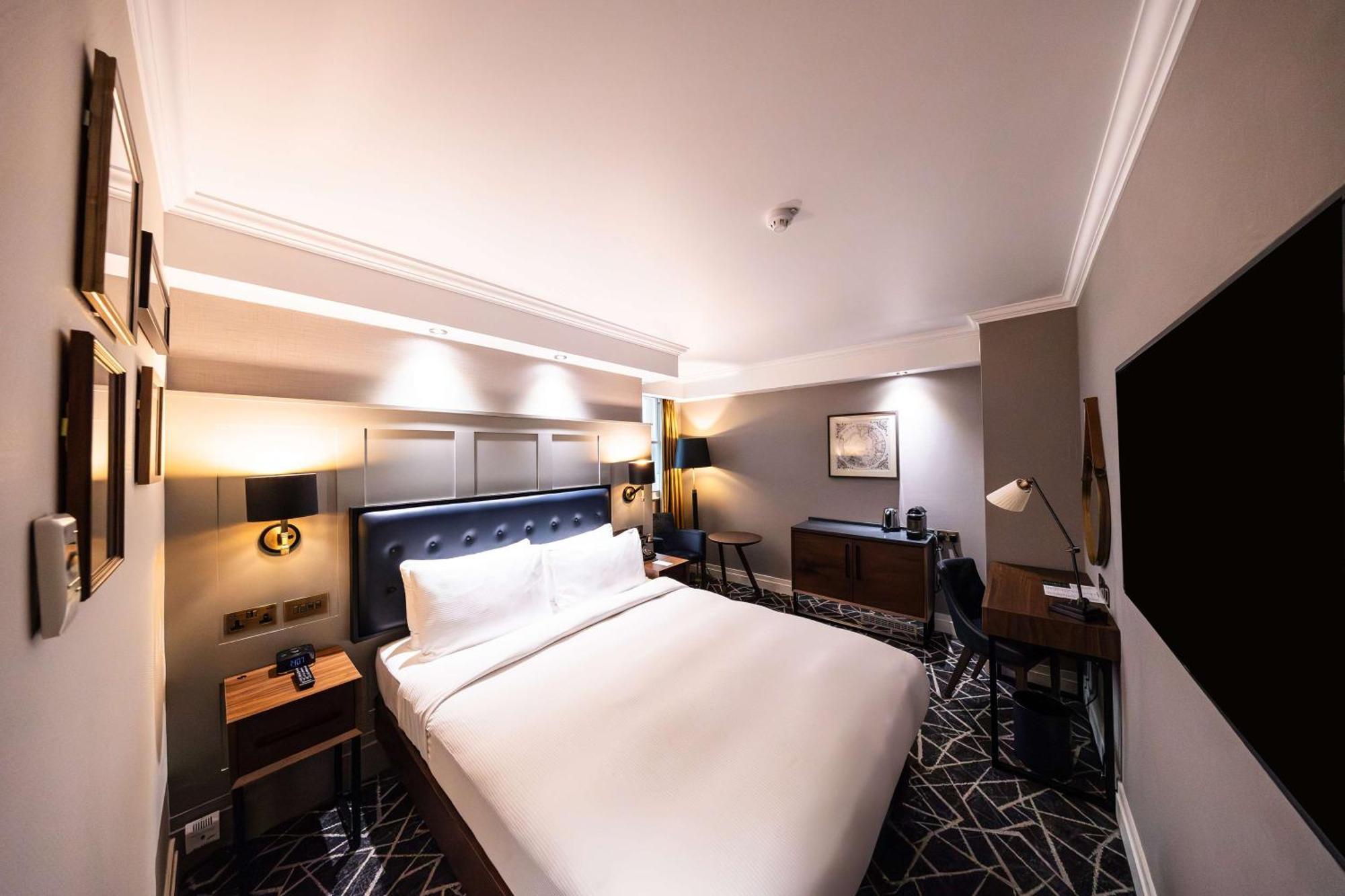 100 Queen'S Gate Hotel London, Curio Collection By Hilton Екстериор снимка A bedroom at the hotel