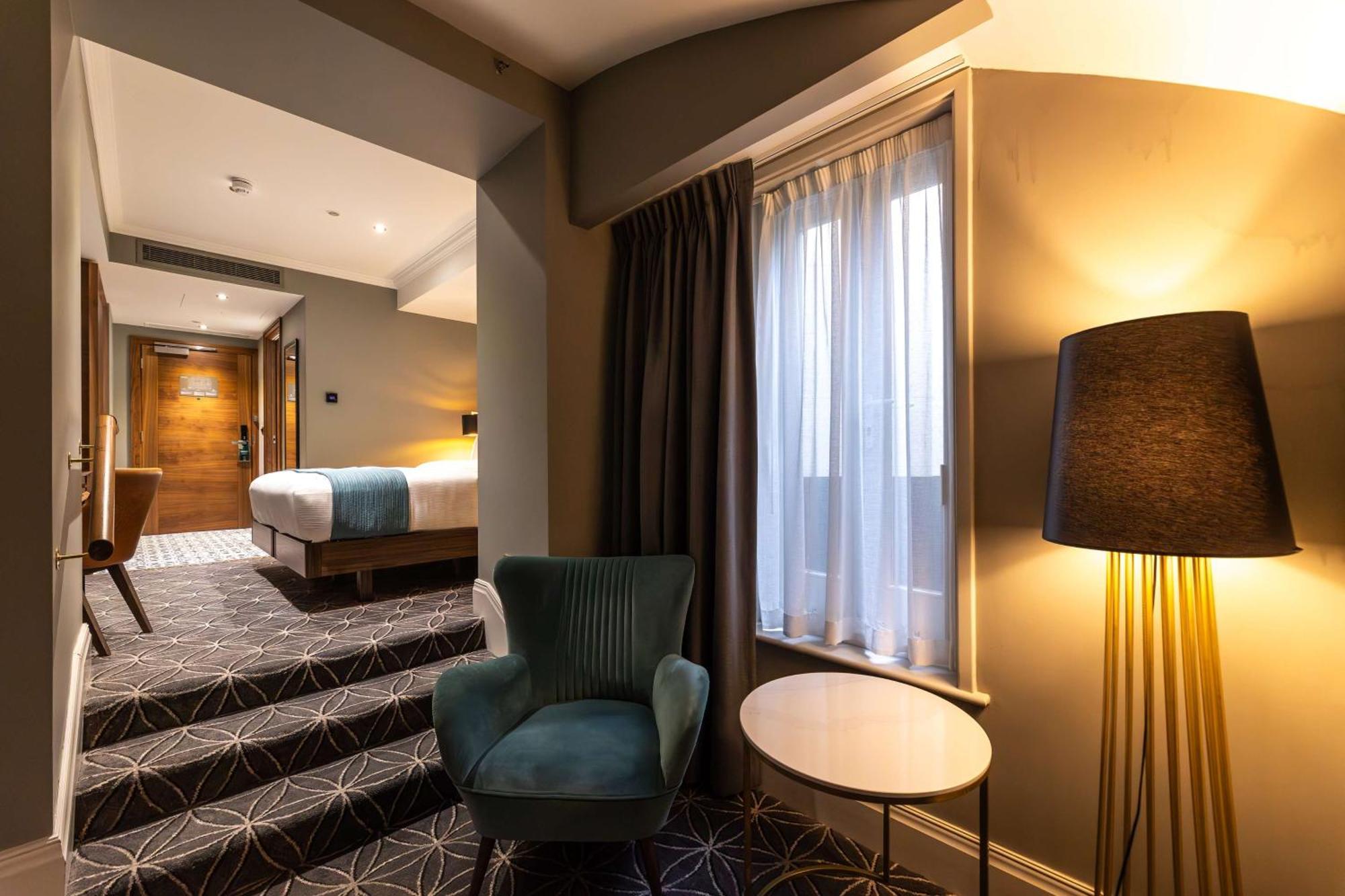 100 Queen'S Gate Hotel London, Curio Collection By Hilton Екстериор снимка A suite at the hotel