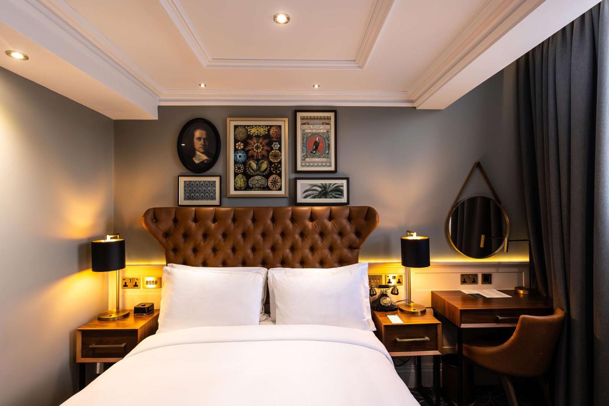 100 Queen'S Gate Hotel London, Curio Collection By Hilton Екстериор снимка A room at the hotel